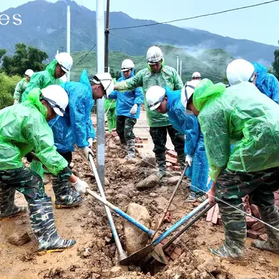 Học viên Học viện Hậu cần tạm gác nghỉ hè, giúp dân vùng lũ Mường Than dựng nhà