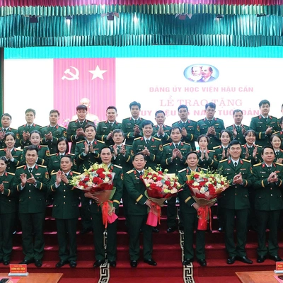 QPVN: ĐẢNG ỦY HỌC VIỆN HẬU CẦN TỔ CHỨC LỄ TRAO TẶNG HUY HIỆU 35 NĂM TUỔI ĐẢNG CHO CÁC ĐỒNG CHÍ TRONG THƯỜNG VỤ ĐẢNG ỦY, BAN GIÁM ĐỐC HỌC VIỆN