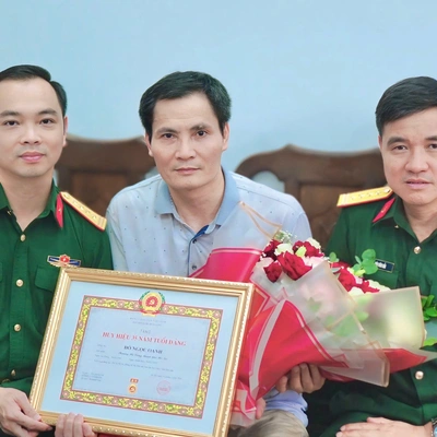 ĐẢNG ỦY HỆ ĐÀO TẠO SAU ĐẠI HỌC TỔ CHỨC TRAO TẶNG HUY HIỆU 35 NĂM TUỔI ĐẢNG
