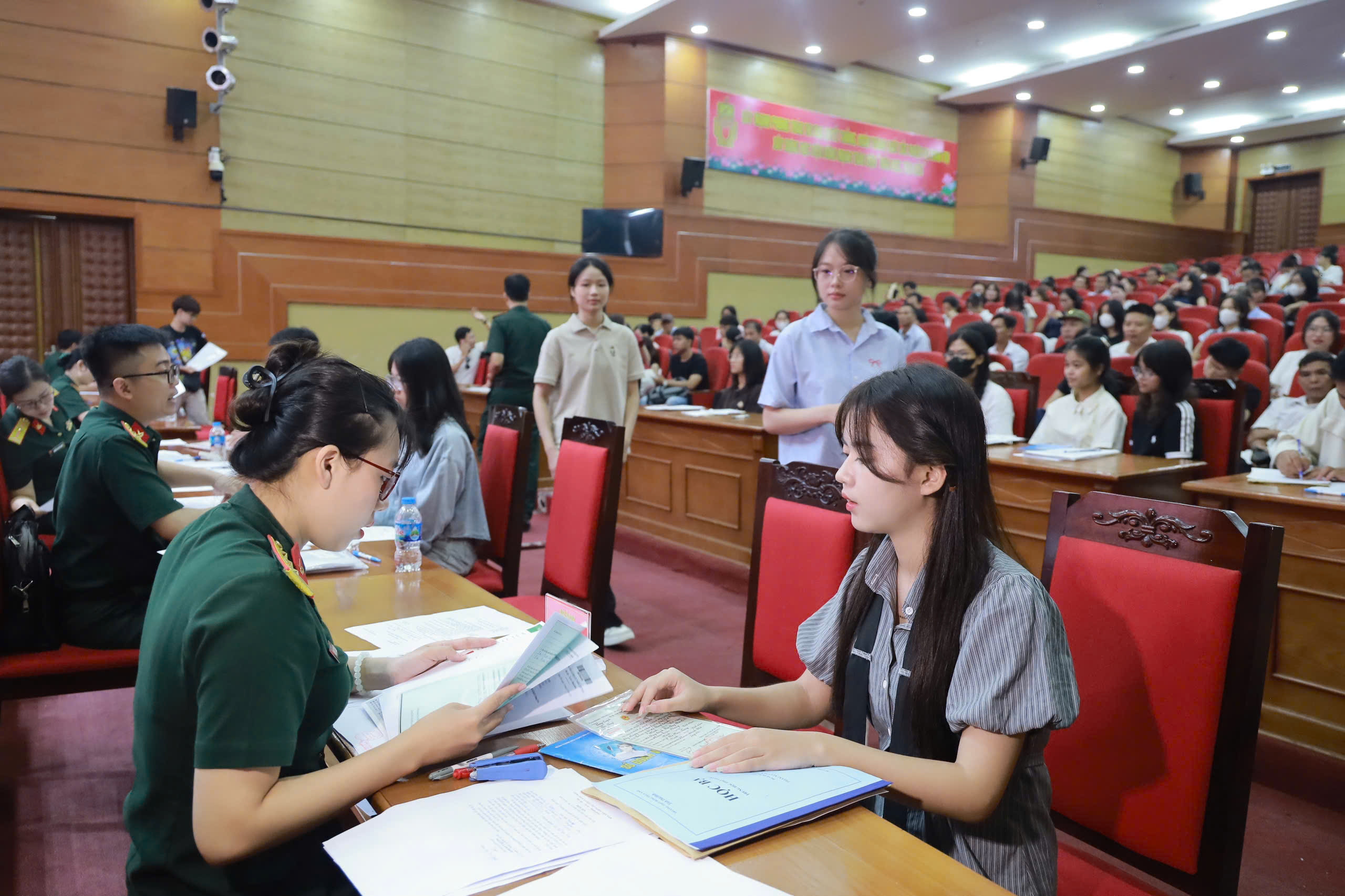 Công tác tiếp đón thí sinh trúng tuyển được thực hiện nhanh chóng, đúng quy định.