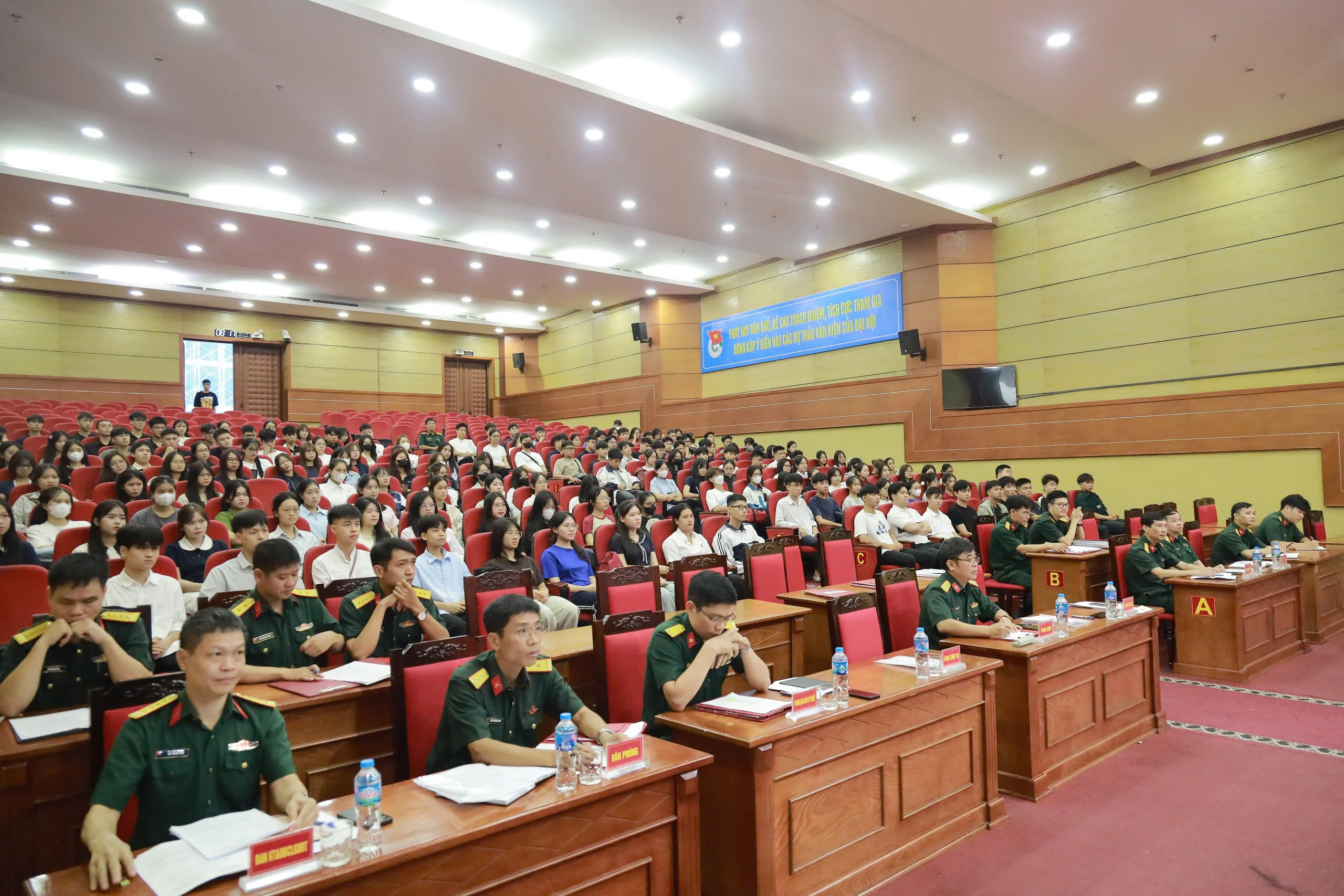 Các đại biểu dự hội nghị.