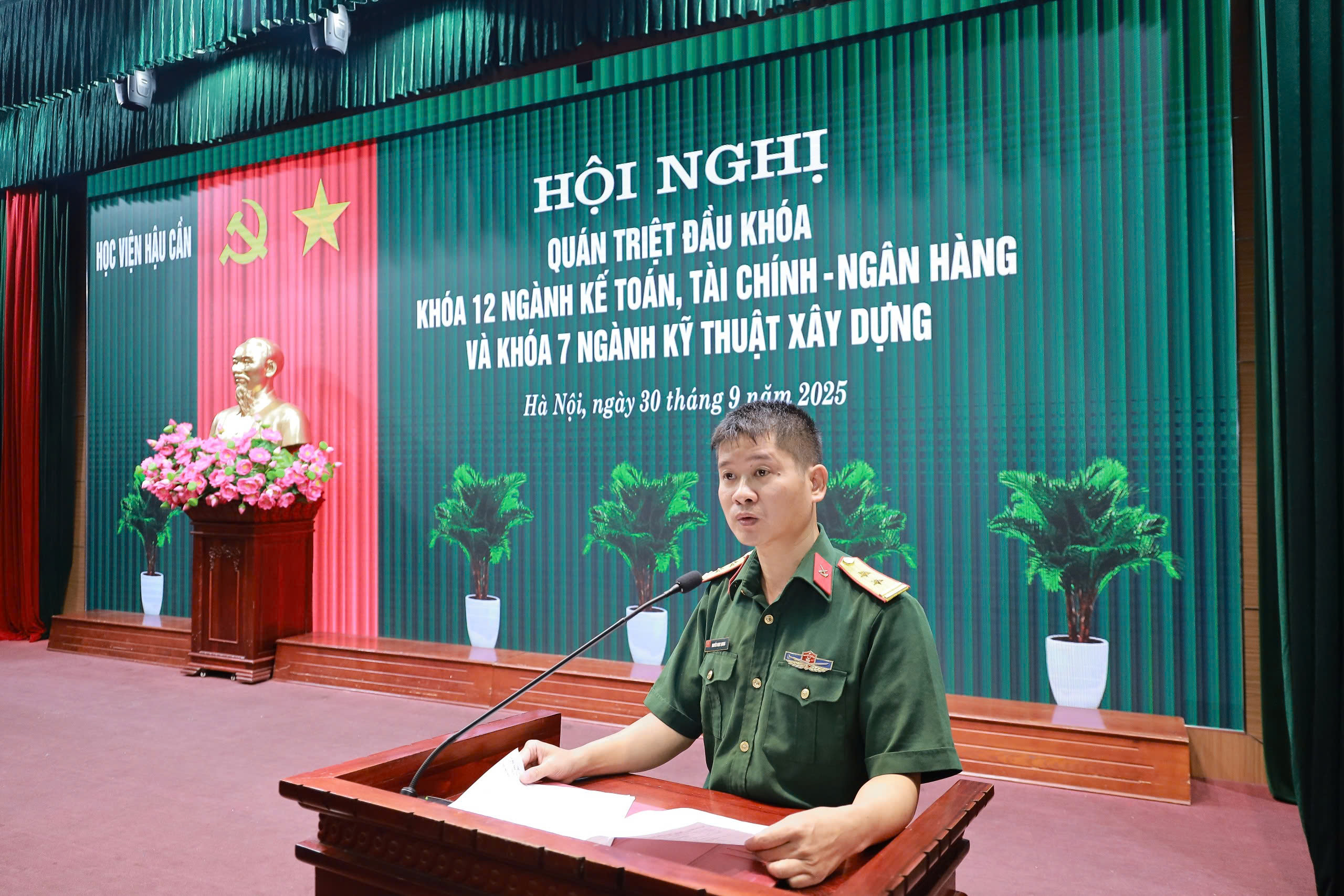 Đại biểu các cơ quan chức năng thông tin, trao đổi với sinh viên tại hội nghị.