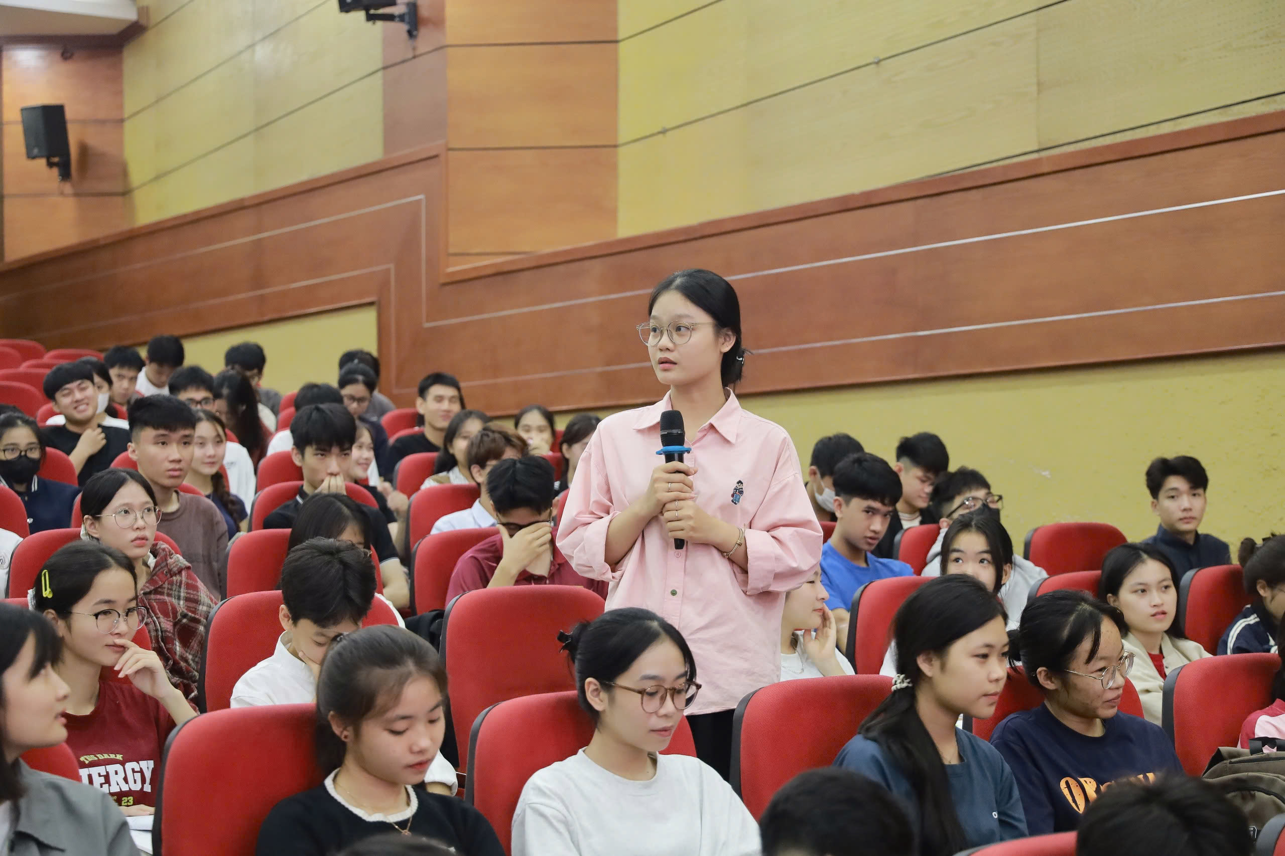 Đại diện các sinh viên phát biểu ý kiến.