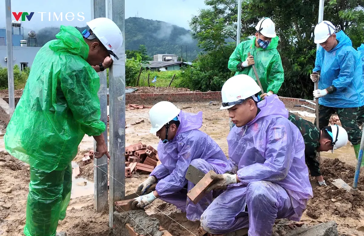 Gác đồ án tốt nghiệp, dựng mái ấm cho người dân vùng lũ Mường Than - Ảnh 2.