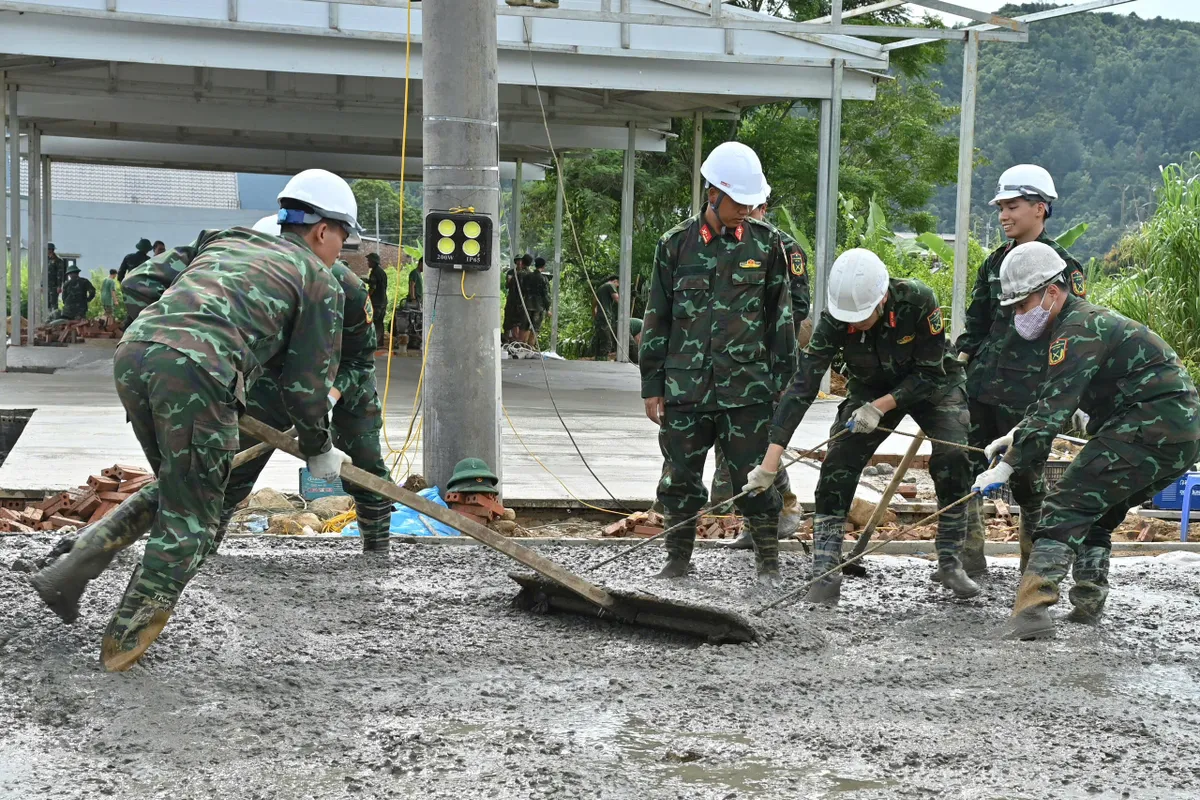 Gác đồ án tốt nghiệp, dựng mái ấm cho người dân vùng lũ Mường Than - Ảnh 3.