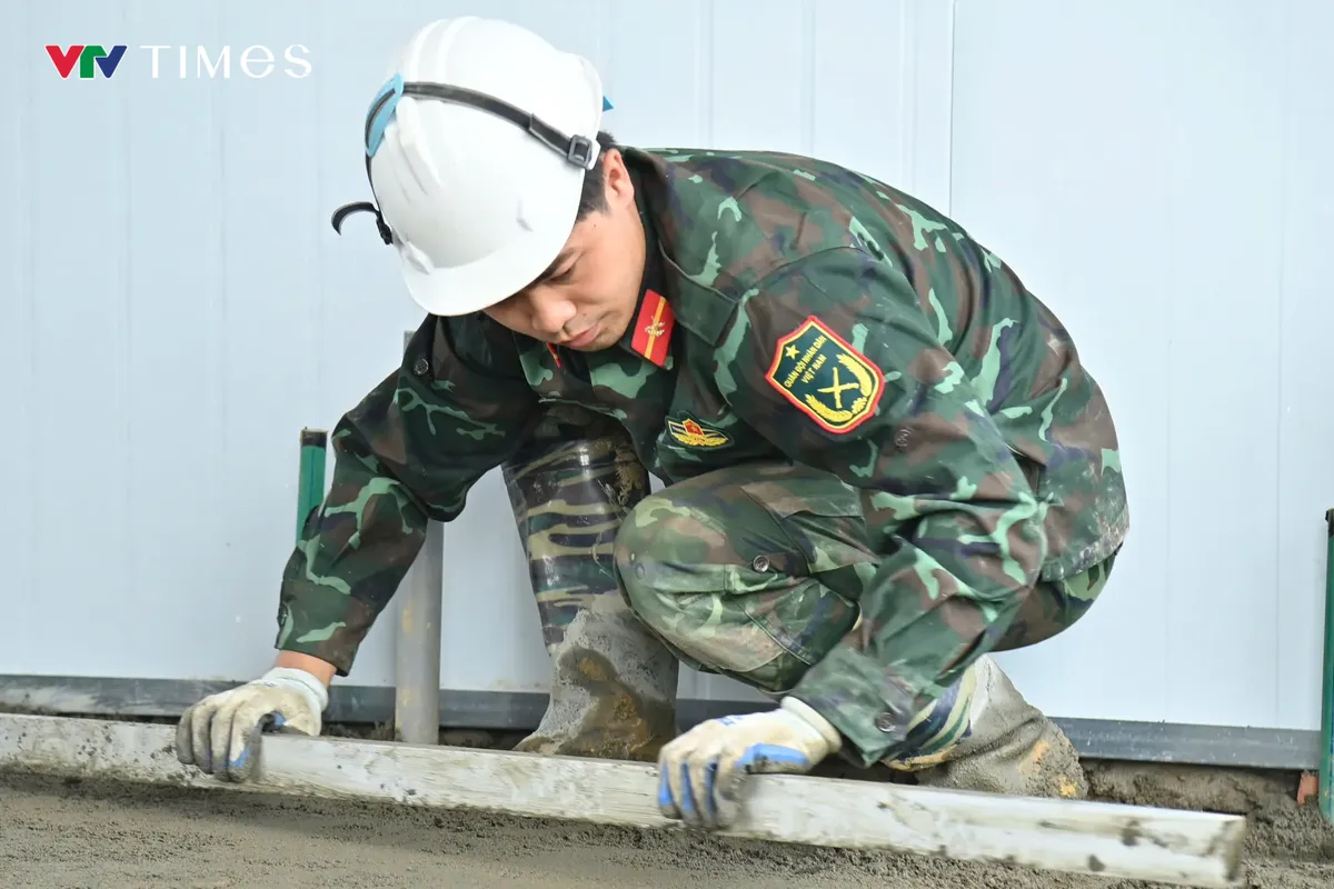 Gác đồ án tốt nghiệp, dựng mái ấm cho người dân vùng lũ Mường Than - Ảnh 4.