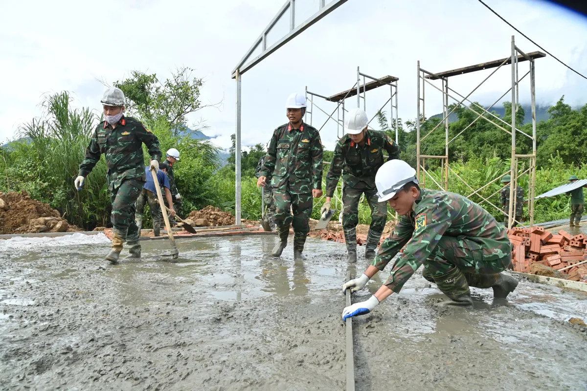 Gác đồ án tốt nghiệp, dựng mái ấm cho người dân vùng lũ Mường Than - Ảnh 6.