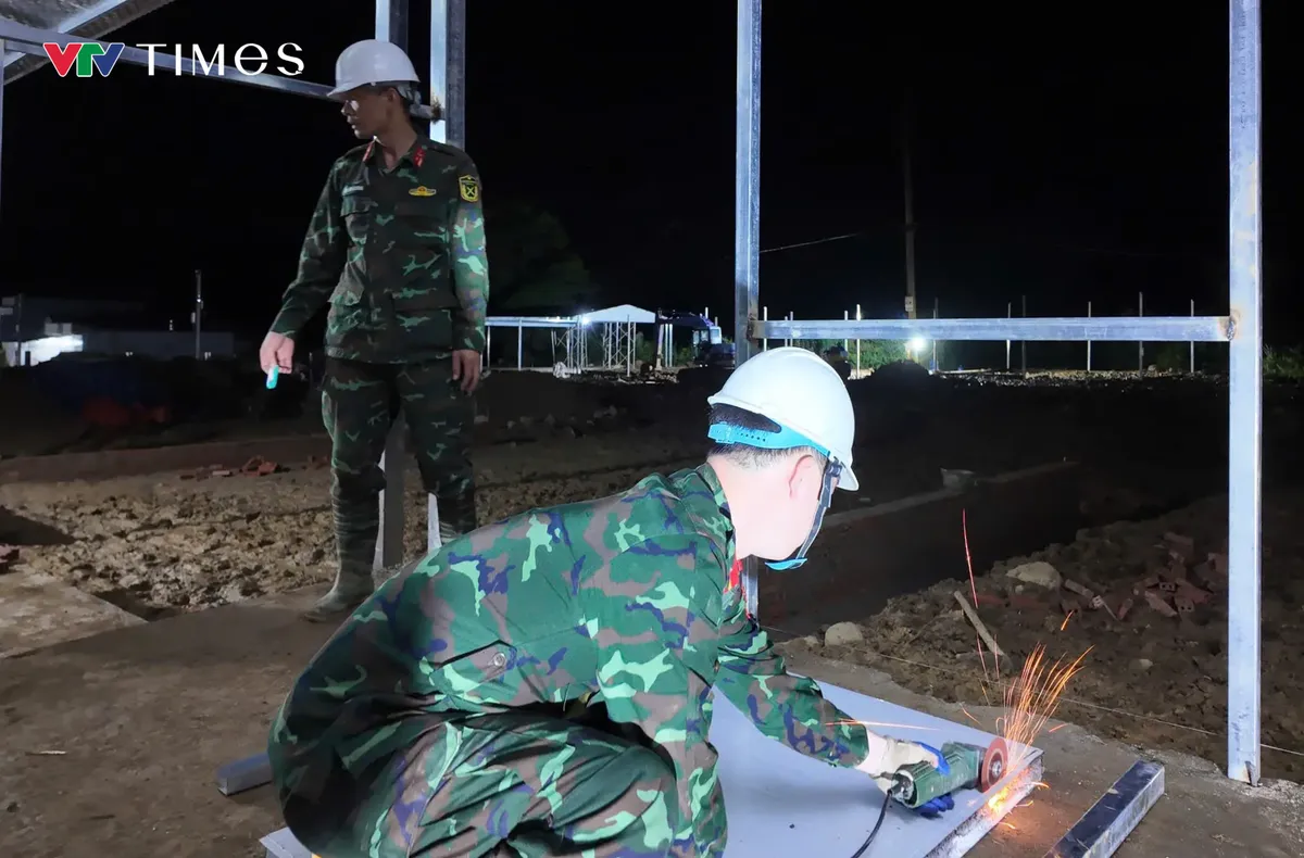Gác đồ án tốt nghiệp, dựng mái ấm cho người dân vùng lũ Mường Than - Ảnh 7.