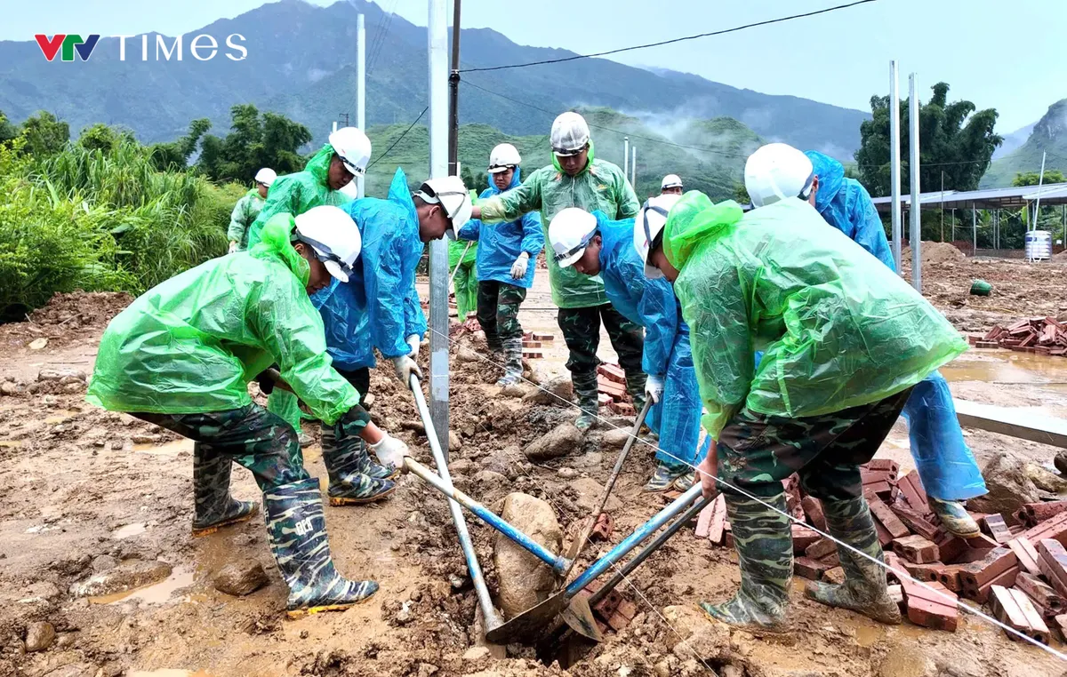 Học viên Học viện Hậu cần tạm gác nghỉ hè, giúp dân vùng lũ Mường Than dựng nhà