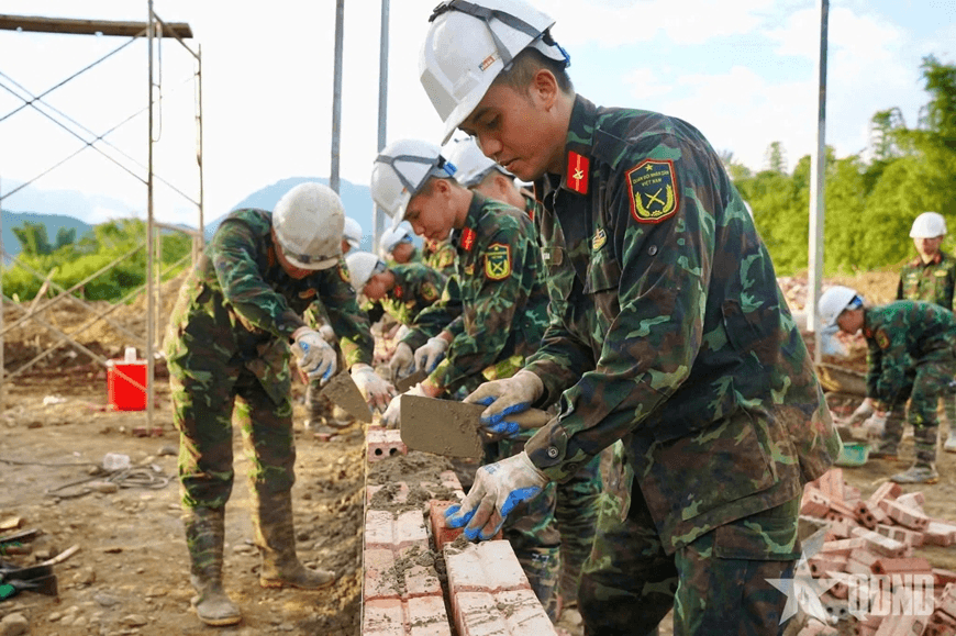 Học viện Hậu cần chung tay xây mái ấm ở Mường Than