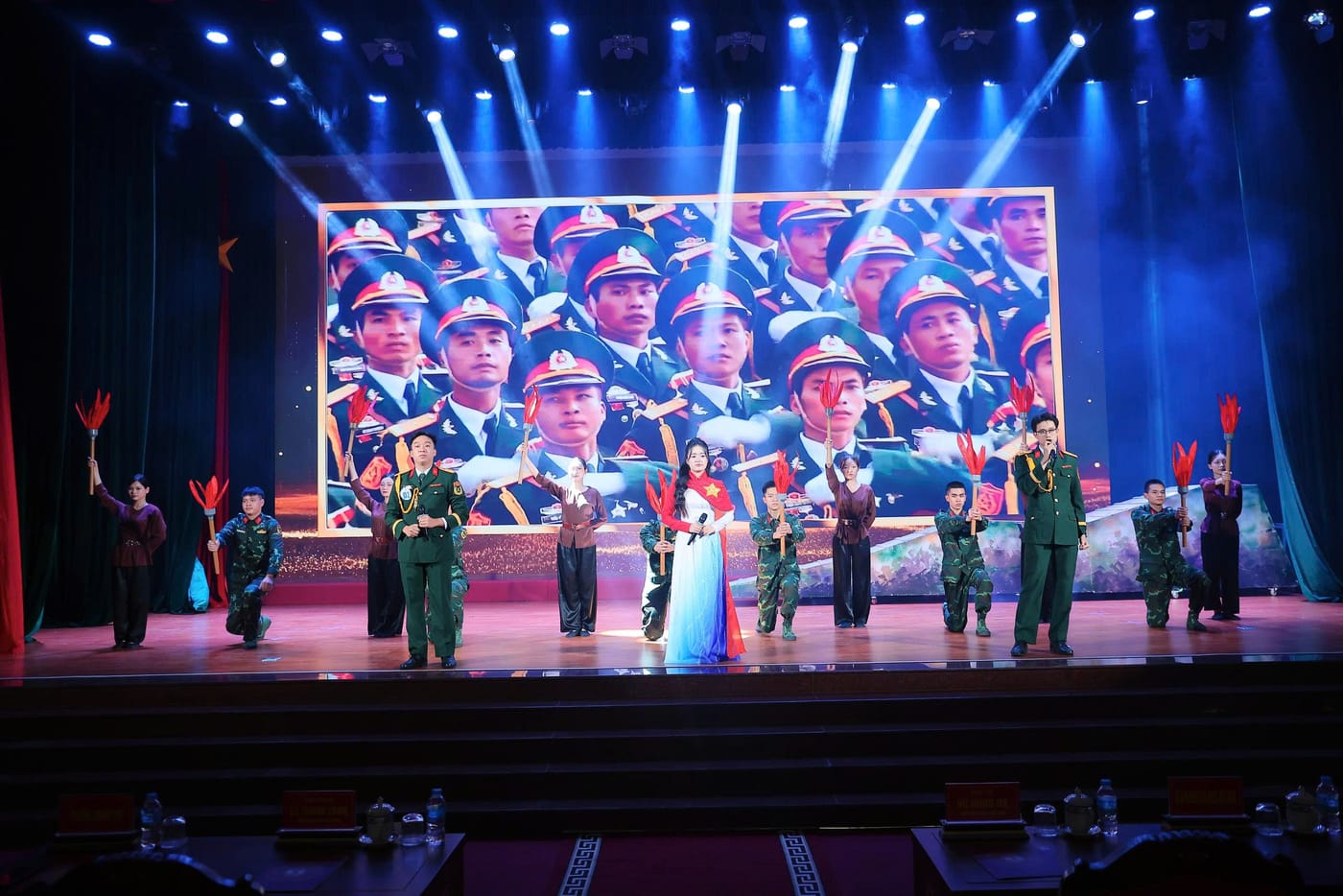 BÁO QĐND: TUYÊN TRUYỀN HÌNH ẢNH TUỔI TRẺ HỌC VIỆN HẬU CẦN TIÊN PHONG, QUYẾT THẮNG