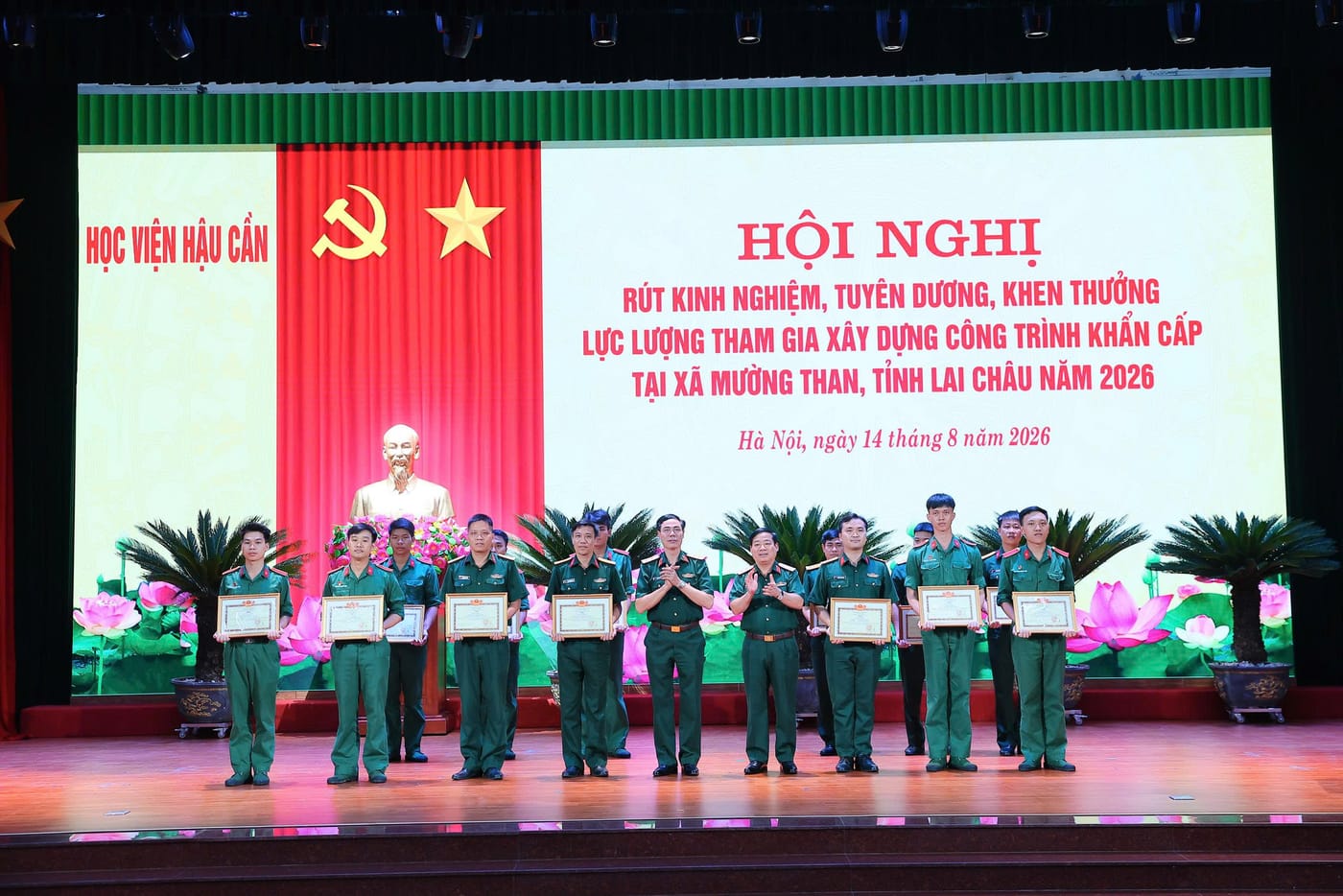 BÁO QĐND: Học viện Hậu cần tuyên dương, khen thưởng lực lượng xây dựng công trình khẩn cấp ở Mường Than