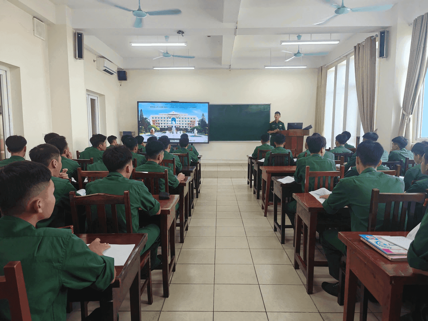 TÍCH LŨY HÀNH TRANG TƯƠNG LAI QUA MỖI GIỜ HỌC TRÊN GIẢNG ĐƯỜNG