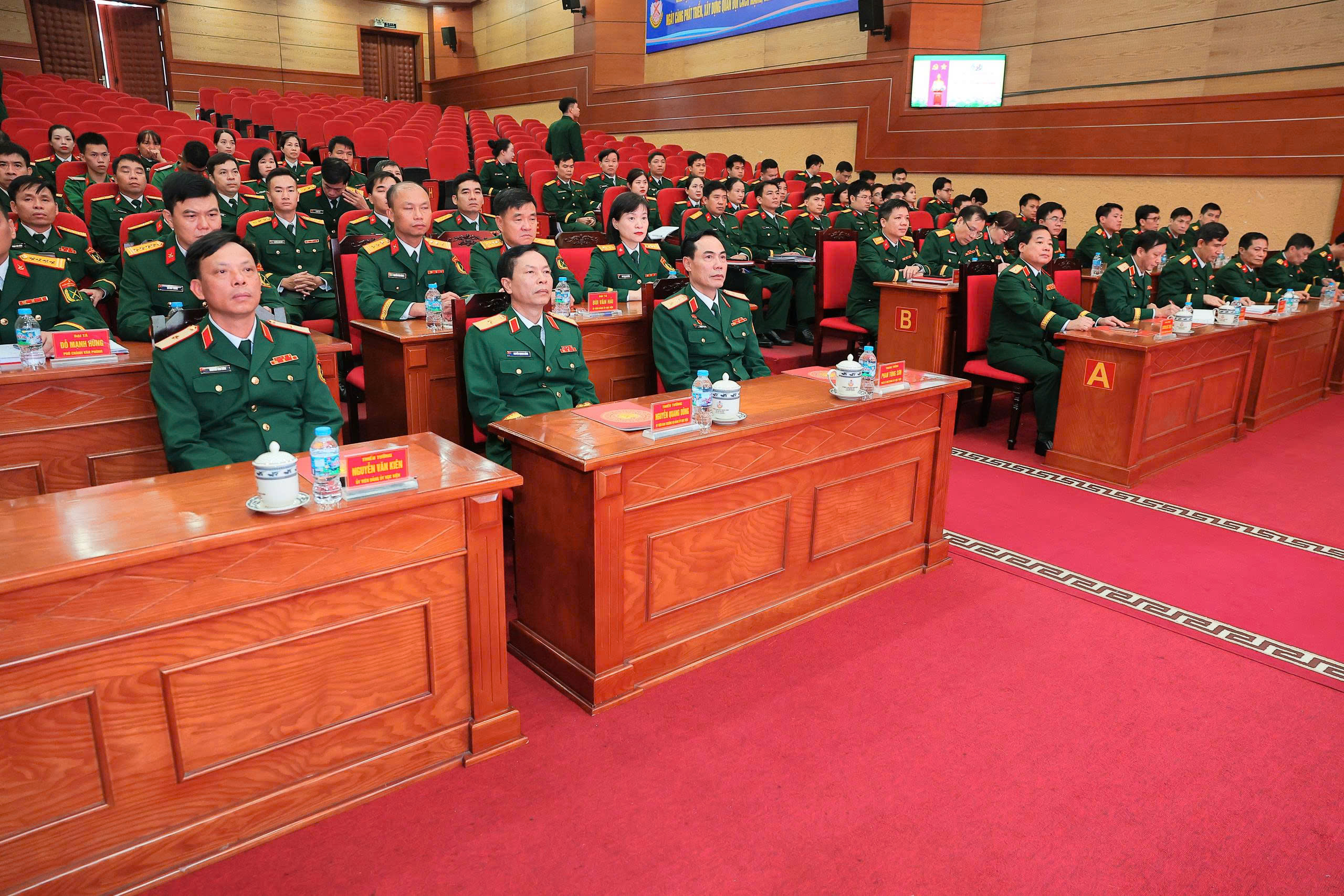HỌC VIỆN HẬU CẦN TỔ CHỨC LỄ TRAO TẶNG HUY HIỆU 35 NĂM TUỔI ĐẢNG CHO CÁC ĐỒNG CHÍ TRONG THƯỜNG VỤ ĐẢNG ỦY, BAN GIÁM ĐỐC HỌC VIỆN