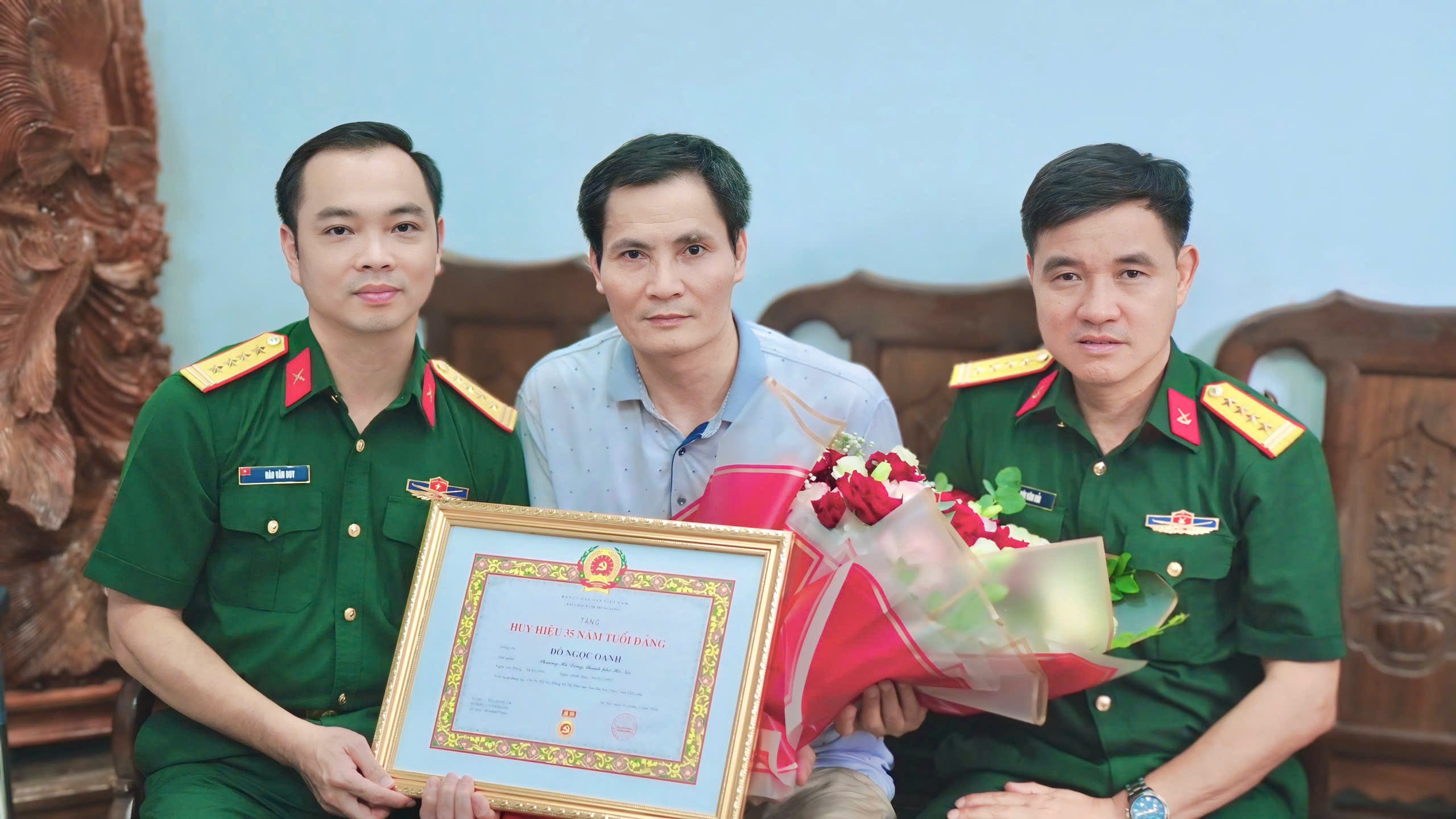 ĐẢNG ỦY HỆ ĐÀO TẠO SAU ĐẠI HỌC TỔ CHỨC TRAO TẶNG HUY HIỆU 35 NĂM TUỔI ĐẢNG
