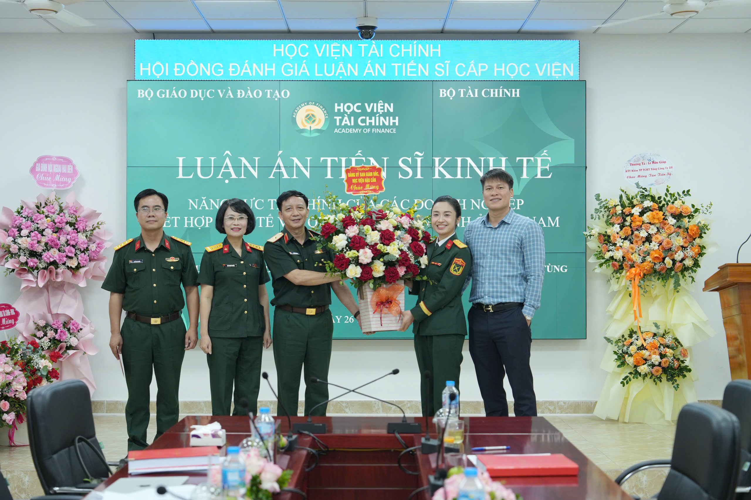 BẢO VỆ THÀNH CÔNG LUẬN ÁN TIẾN SĨ VỀ NĂNG LỰC TÀI CHÍNH CỦA DOANH NGHIỆP KẾT HỢP KINH TẾ VỚI QUỐC PHÒNG, AN NINH Ở VIỆT NAM