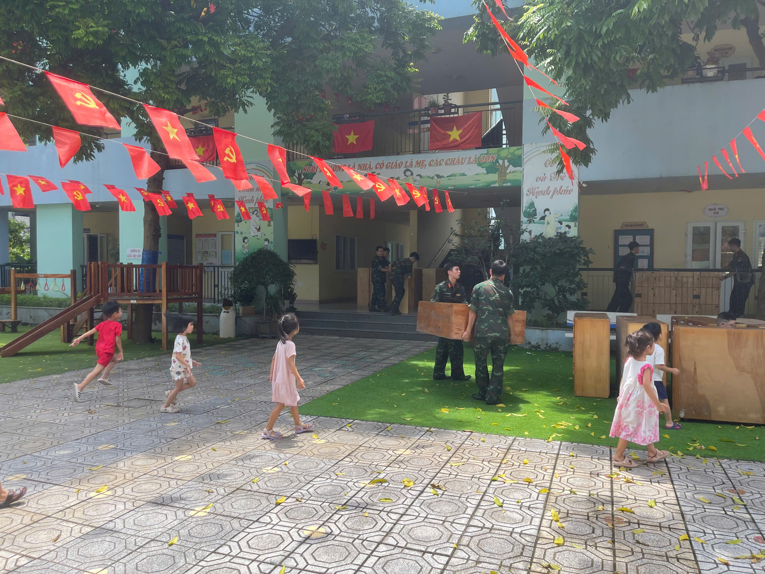 HỌC VIỆN HẬU CẦN CHUNG TAY CÙNG PHƯỜNG BỒ ĐỀ VÀ TRƯỜNG MẦM NON BẮC BIÊN DỌN DẸP CẢNH QUAN MÔI TRƯỜNG, CHUẨN BỊ CHO NĂM HỌC MỚI