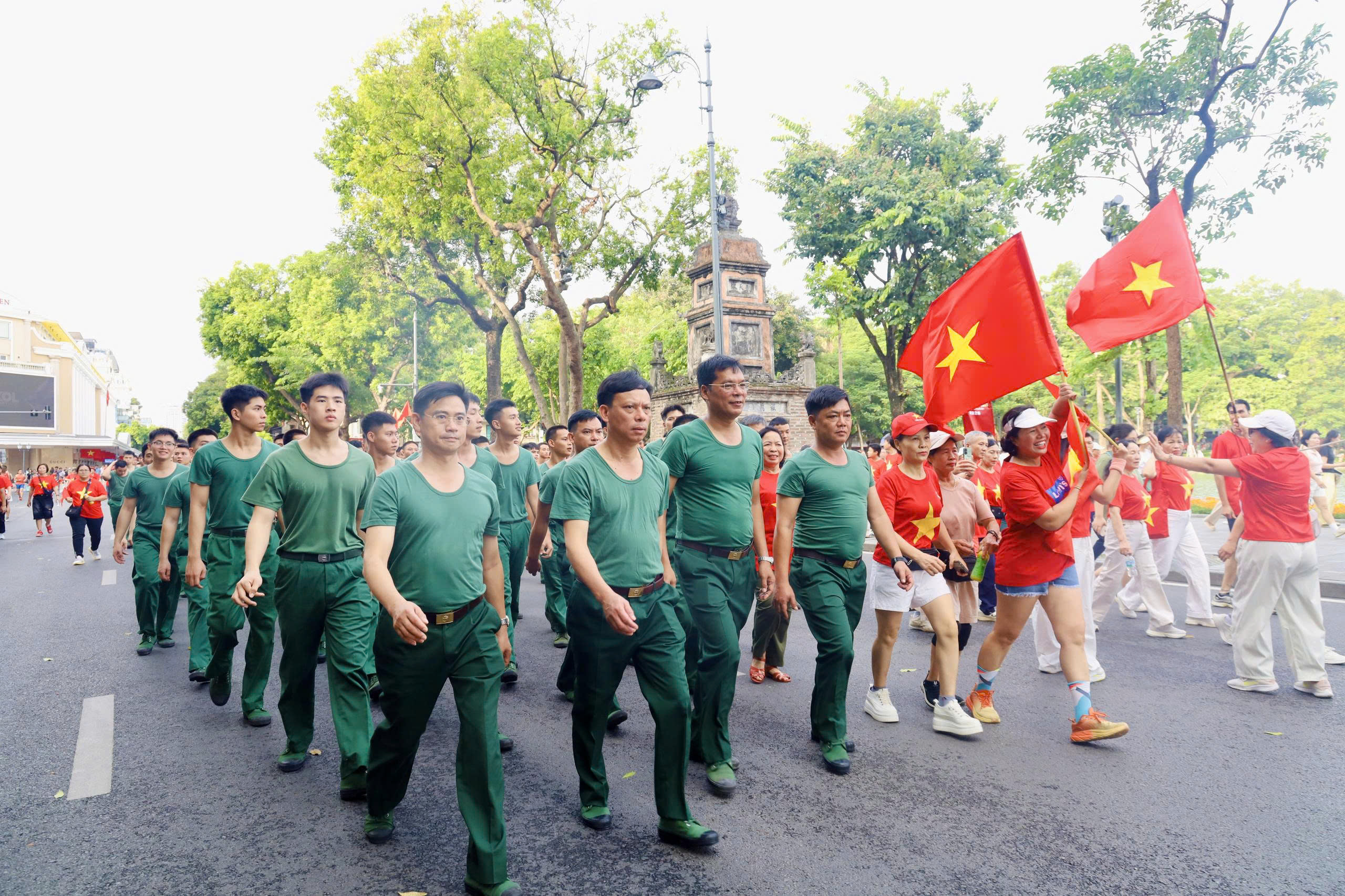 HỌC VIỆN HẬU CẦN THAM GIA HOẠT ĐỘNG ĐI BỘ “CÙNG VIỆT NAM TIẾN BƯỚC”