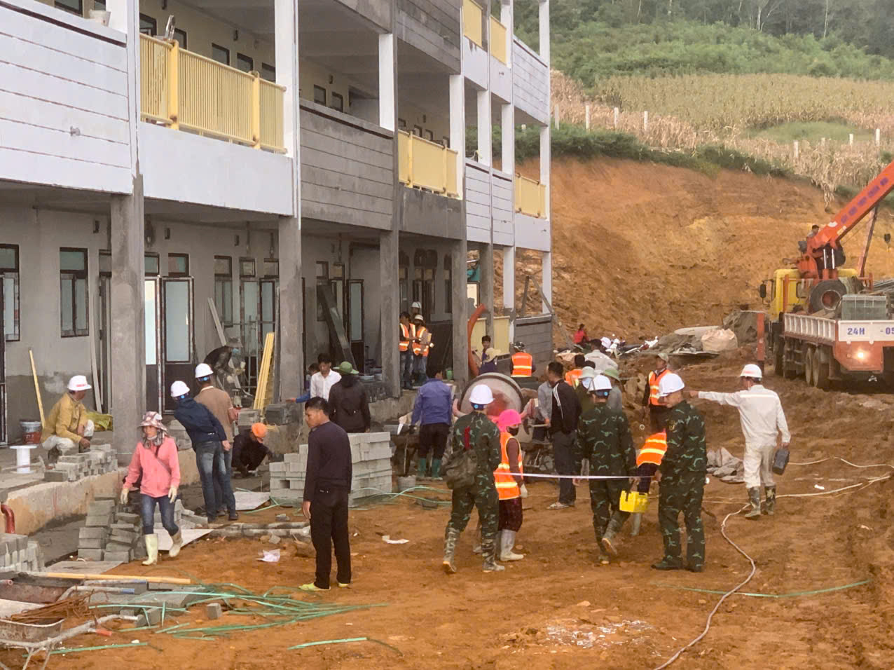 QUYẾT TÂM THI CÔNG KHÔNG NGHỈ LỄ ĐỂ NĂM HỌC MỚI ĐƯỢC TRỌN VẸN