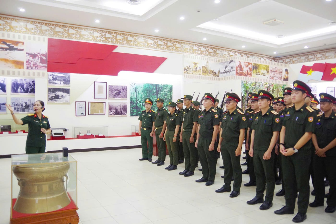 HỆ QUỐC TẾ SÔI NỔI KHÍ THẾ THI ĐUA NGAY TỪ NHỮNG NGÀY ĐẦU NĂM HỌC MỚI