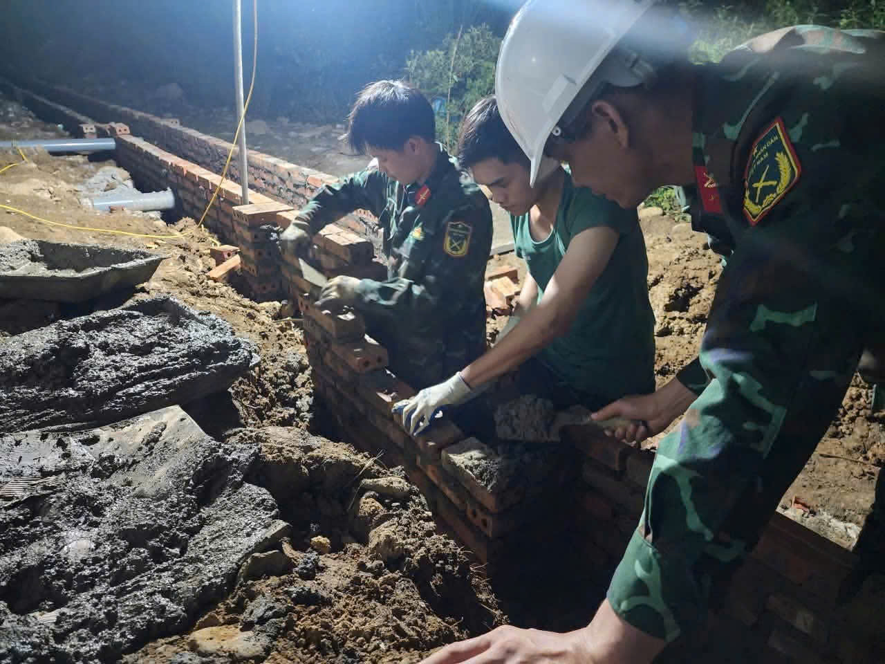 Mang kiến thức được trang bị tại Học viện vào hoạt động thực tiễn, giúp Nhân dân vượt qua thiên tai