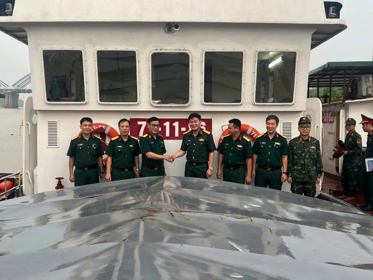 HỌC VIỆN HẬU CẦN BÀN GIAO PHƯƠNG TIỆN THUỶ VÀ LỰC LƯỢNG CHO LỮ ĐOÀN 649/CỤC XE MÁY – VẬN TẢI