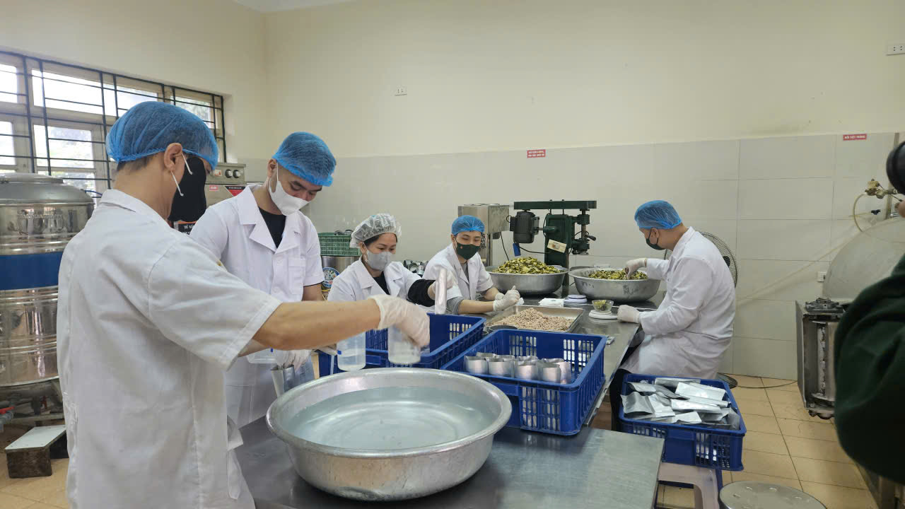 CHẤT LƯỢNG SẢN XUẤT THÀNH PHẨM – TRÁCH NHIỆM VÀ NIỀM TỰ HÀO CỦAVIỆN NGHIÊN CỨU KHOA HỌC HẬU CẦN QUÂN SỰ