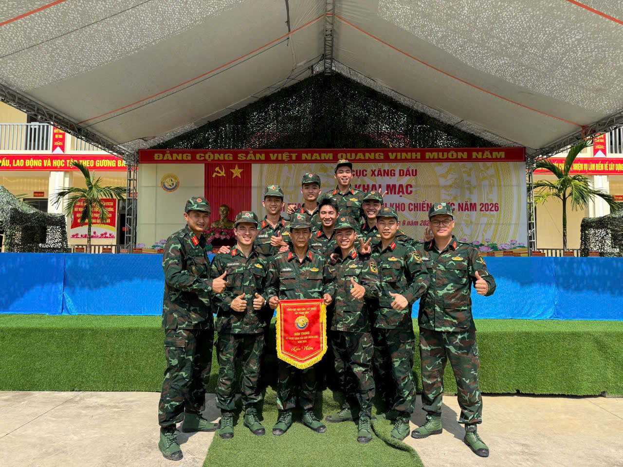 NGƯỜI LÁI ĐÒ THẦM LẶNG TRÊN DÒNG SÔNG TRI THỨC